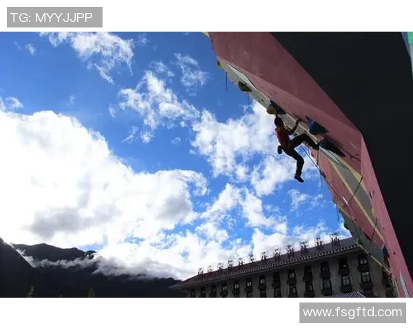 重庆攀岩队的防守策略解析与攀岩热点的深度探讨 重庆攀岩队的防守策略解析与攀岩热点的深度探讨